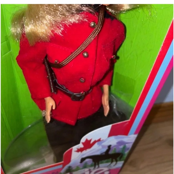 BARBIE Canadian Mountie  - Vintage1987  NIB - Picture 4 of 16